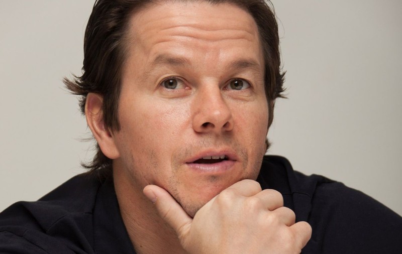 A făcut PROSTII în TINEREȚE, iar acum VREA să le ȘTEARGĂ din CAZIER! MARK WAHLBERG se vrea CURAT!