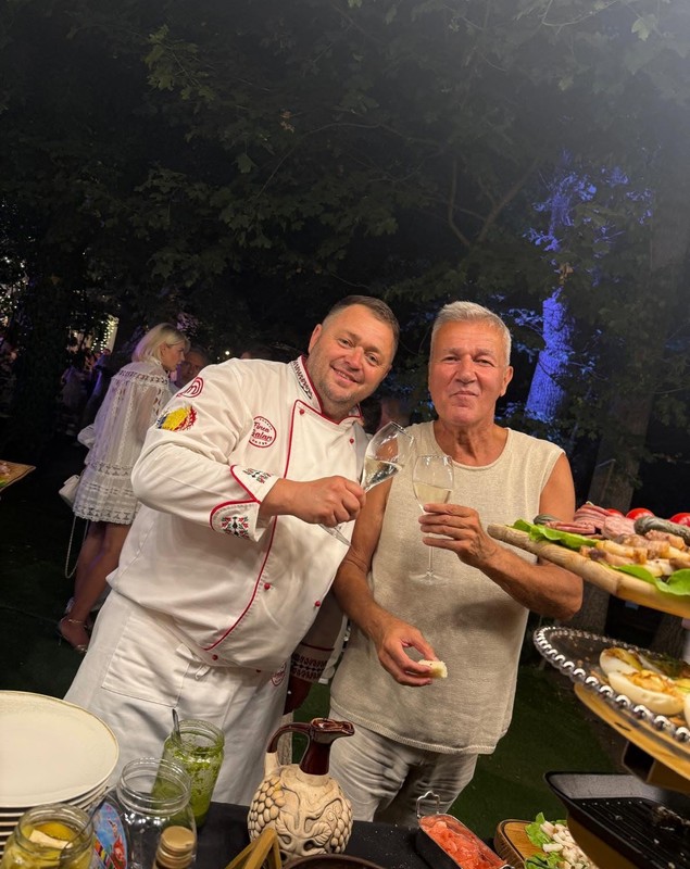 Ce au mâncat invitații la petrecerea Andrei Măruță. Parizerul și cașul „Tom și Jerry”, printre preparatele preferate