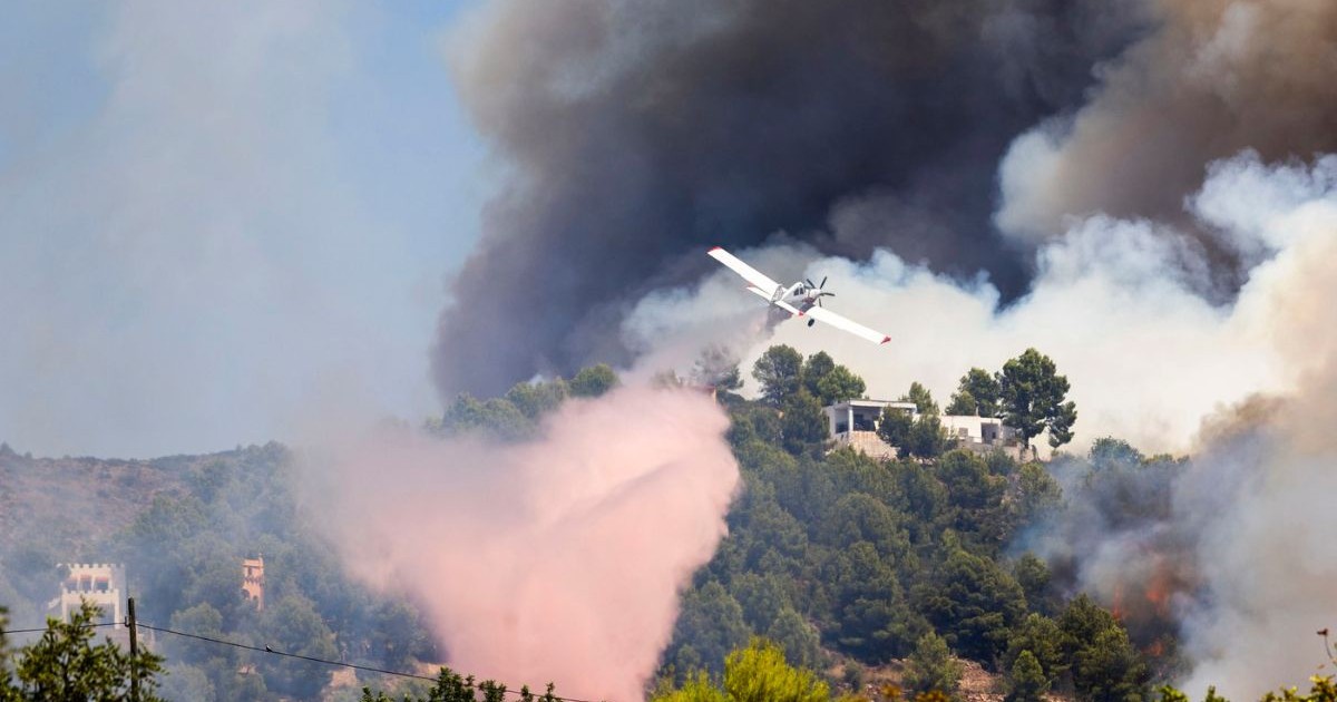25 iulie 2026, Vall d'Uixó, Castellón, Comunitatea Valenciană, Spania: Un avion în timpul operațiunilor de stingere a unui incendiu forestier, pe 25 iulie 2026, în Vall d'Uixó, Castellón, Comunitatea Valenciană (Spania). Pompierii din Castellón lucrează încă de sâmbătă dimineață pentru a stăpâni un incendiu forestier care a izbucnit în municipalitatea Vall d'Uixó, care se extinde în prezent rapid; ca urmare, a fost chemată Unitatea Militară de Urgență (UME), iar Protecția Civilă a ordonat evacuarea satului La Vilavella... 25 IULIE 2026 INCENDIU FORESTIER..Carme Ripollés / Europa Press..25.07.2026