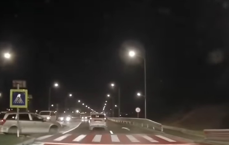 O mulțime de șoferi filmați pe contrasens pe noul pod hobanat de pe centura Galațiului. Haos și în sensul giratoriu | VIDEO