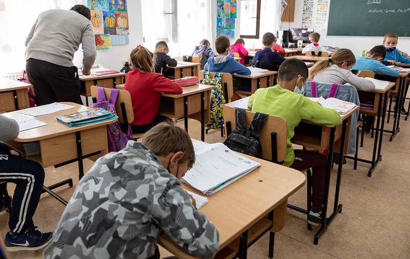Anchetă la două școli din Buzău, unde predă un profesor condamnat pentru trafic de droguri și care apare în Registrul prădătorilor sexuali