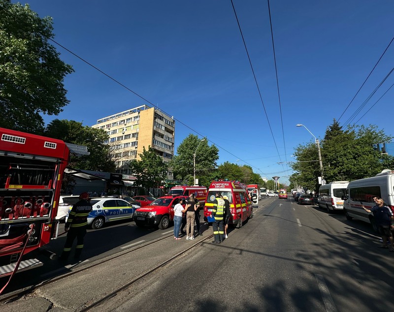 Incendiu într-un bloc din București. Oamenii au fost evacuaţi cu autoscara. 4 persoane au ajuns la spital