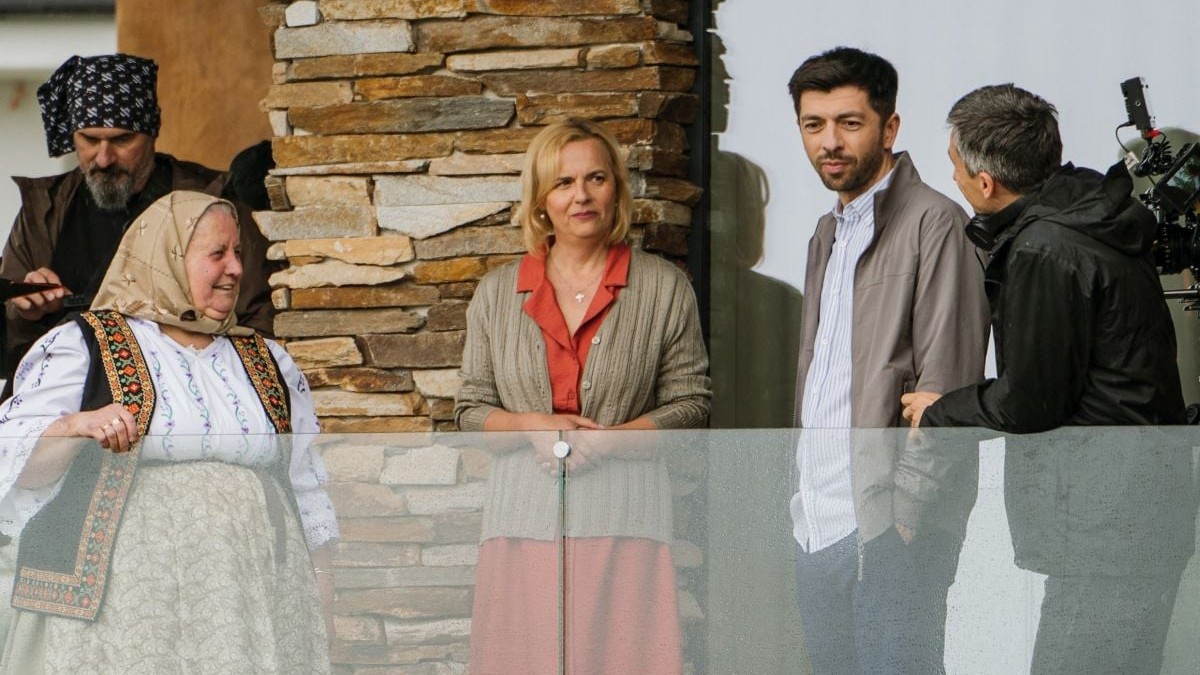 Bunica din Chinteni și Mircea Bravo la filmările pentru filmul „Băiat de milioane” | Foto: PR