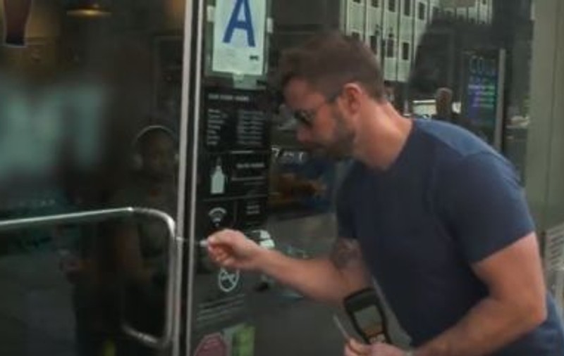 Studiile arată că mânerele ușilor de la Starbucks sunt mai murdare decât barele de susținere de la metrou | VIDEO