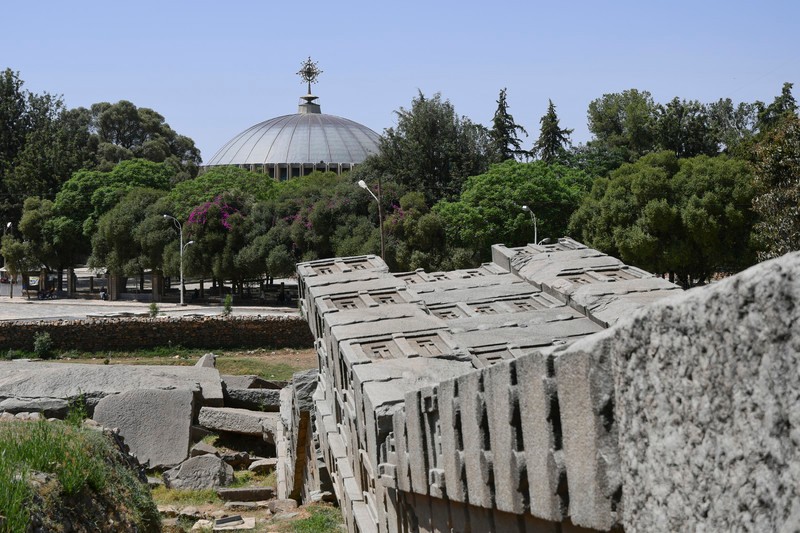 Biserica Sfânta Maria din Axum poată fi văzută în fundal. Ruinele de la Axum fac parte din patrimoniul UNESCO, din 1980. Foto: EPA