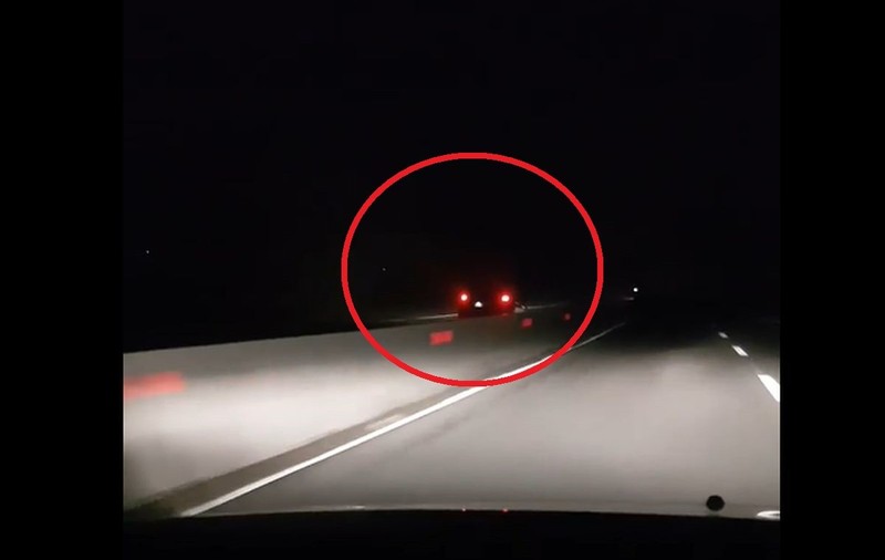Șofer filmat gonind noaptea cu 130 km/ h pe contrasens, pe DN1. Poliția l-a indentificat