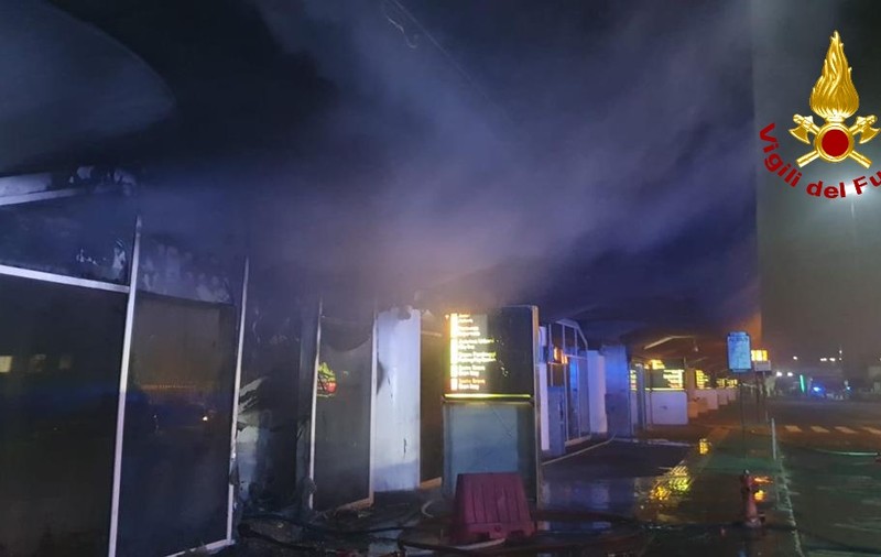 Incendiu izbucnit în timpul nopții pe aeroportul din Catania. Zborurile sunt suspendate până miercuri