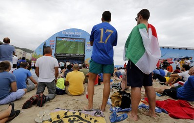 epa04269729 Italian fans watching the FIFA World Cup 2014 group D preliminary round match between Italy and Costa Rica at the FIFA Fan Fest in Copacabana, Rio de Janeiro, Brazil, 20 June 2014. EPA/ABEDIN TAHERKENAREH