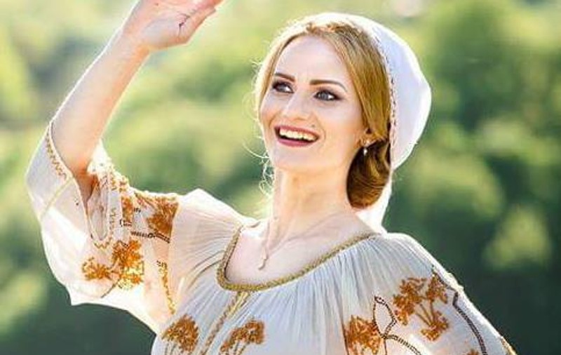 De Centenar, cântăreața de muzică populară Delia Barbu îmbracă un costum transmis din generație în generație. "Are 100 de ani cât are România mea"