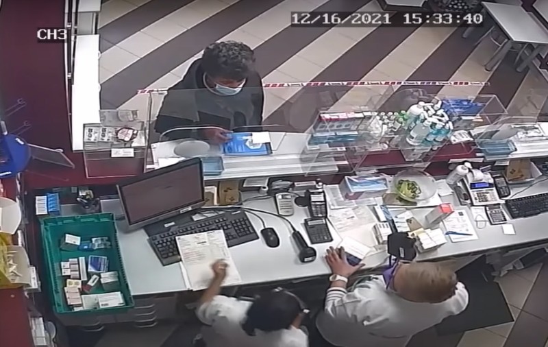 Borsetă cu 12.000 de euro, furată dintr-o farmacie din Sibiu. Momentul a fost surprins de camere
