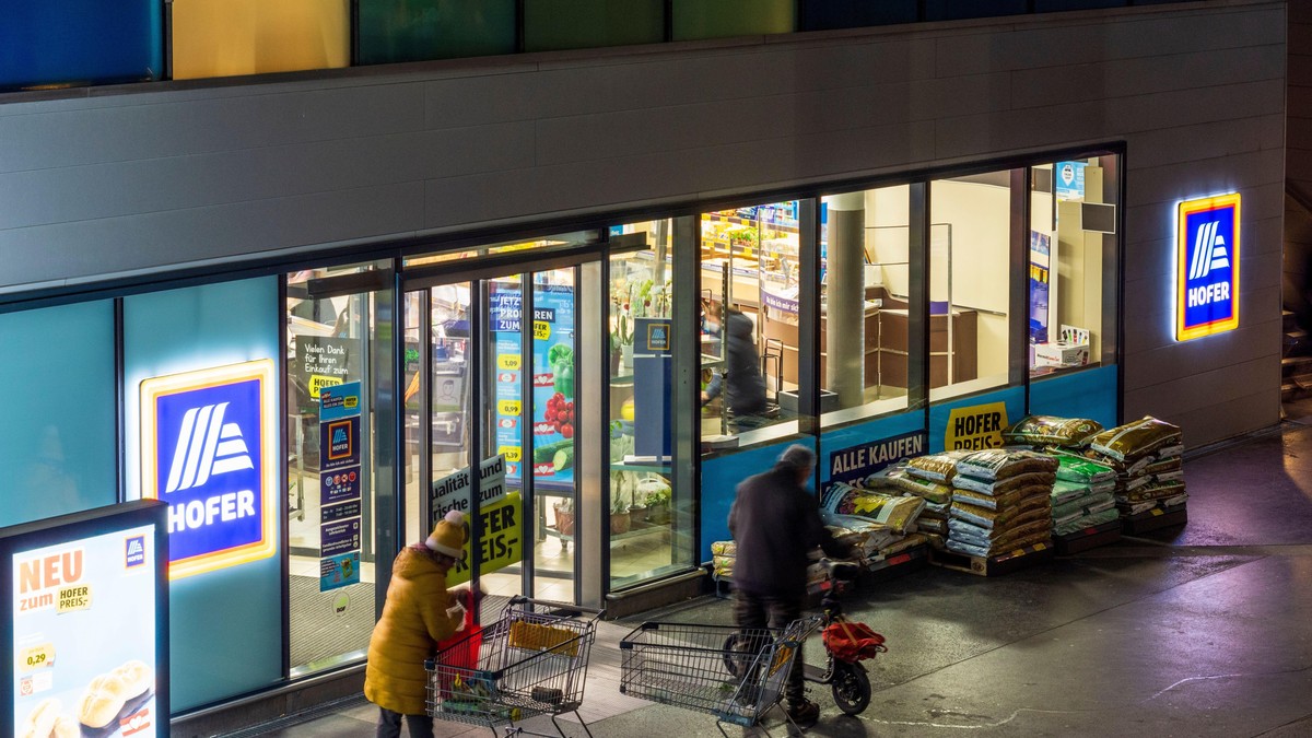 Intrarea într-un supermarket Hofer din Viena