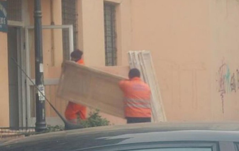 FOTO | Angajați ai CNAIR, surprinși când renovau un apartament din Capitală, în sectorul 4