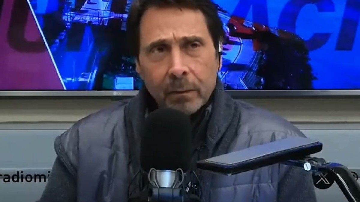 Hernan, într-o jachetă neagră, în timpul interviului pentru Radio Mitre