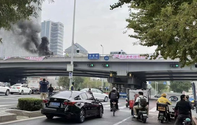 Protest în Beijing, înainte de congresul Partidului Comunist: „Să facem grevă în școli și la serviciu și să-l înlăturăm pe dictatorul Xi Jinping”
