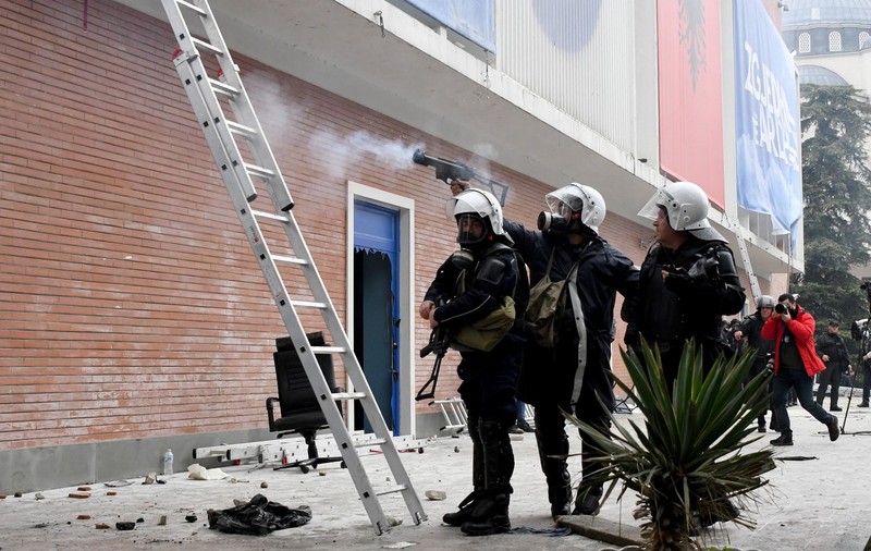 Revoltă în Albania. Poliţia a folosit gaze lacrimogene şi tunuri cu apă, după ce sediul central al Partidului Democrat a fost luat cu asalt de protestatari