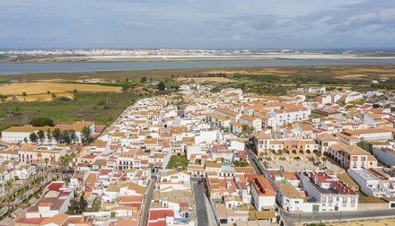 Orașul Palos de la Frontera văzut din dronă. Pe celălalt mal al râului Tinto se vede municipiul Huelva