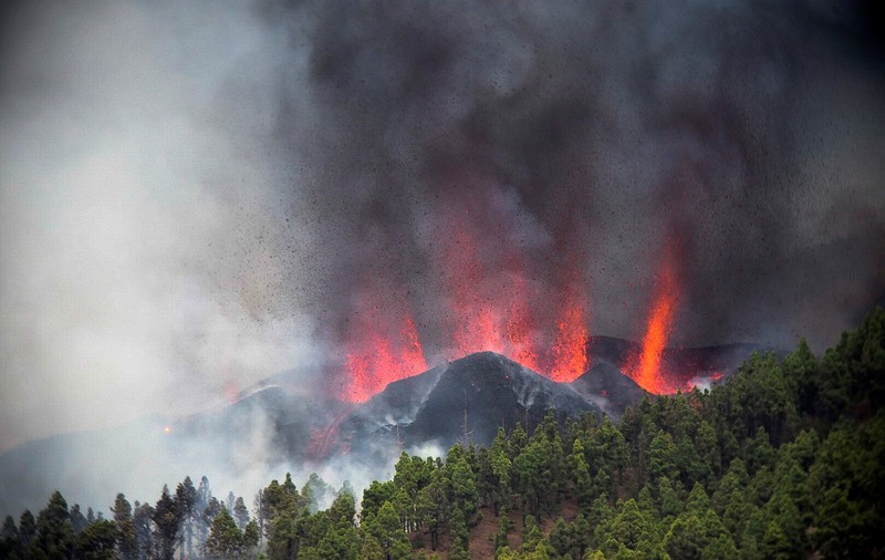 Erupție spectaculoasă în Canare. Vulcanul din insula La Palma a erupt după 50 de ani