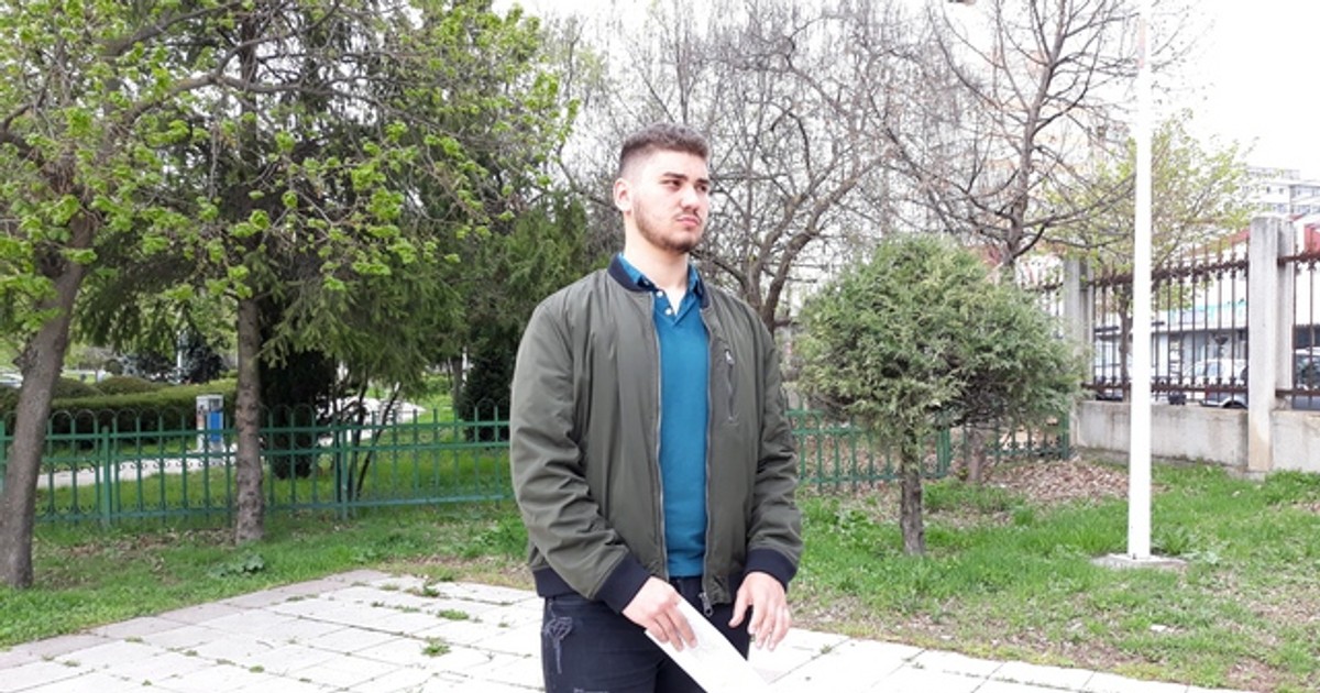 Tânărul bătut de 10 taximetriști în Galați face primele declarații. „Au sărit toţi pe mine cu răngi și bâte”
