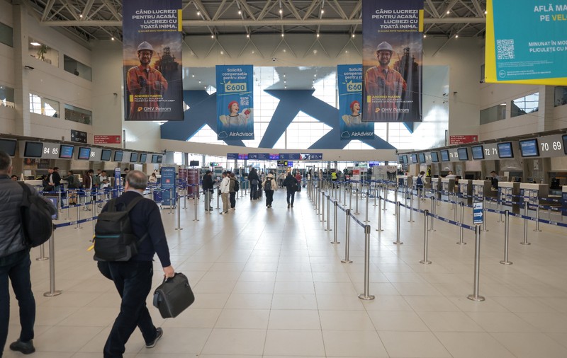 O femeie a fost prinsă pe aeroportul Otopeni când încerca să zboare la Paris cu un plic plin de pașapoarte false