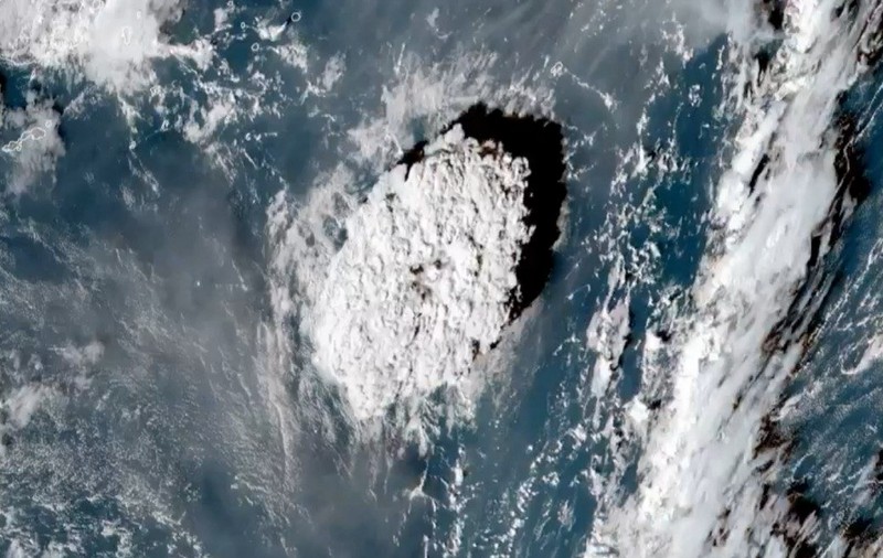VIDEO. Erupția violentă a vulcanului Tonga, surprinsă de satelit. Autoritățile au emis o avertizare de tsunami