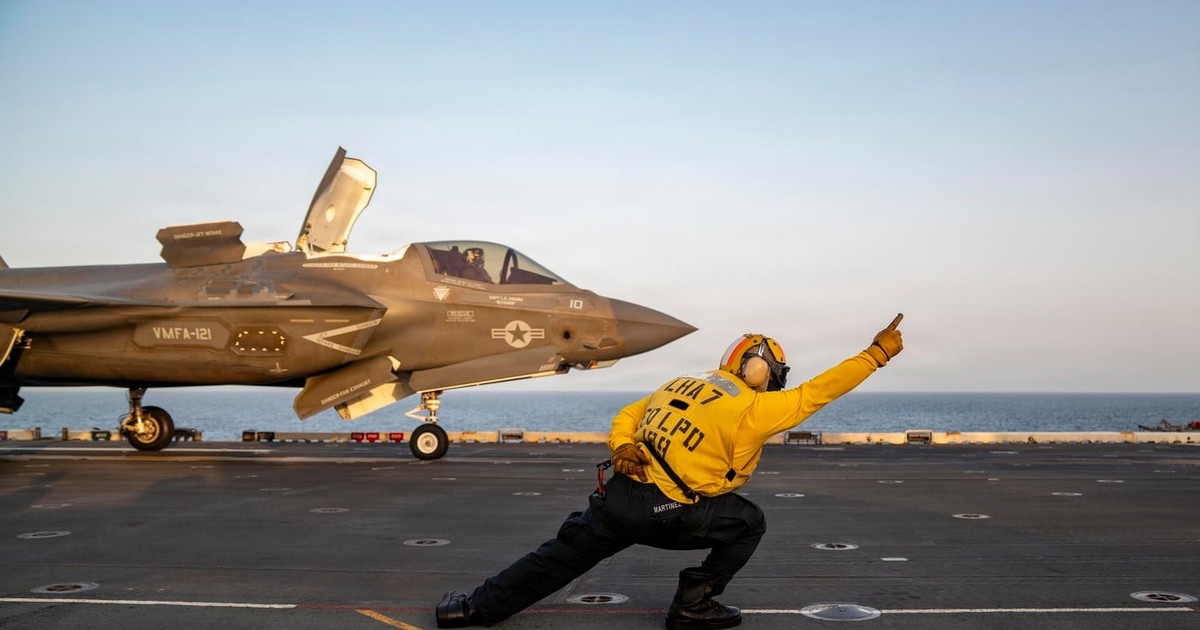 Un avion de luptă F-35B pe puntea de zbor a navei de asalt amfibie USS Tripoli, din clasa America Foto: Profimedia