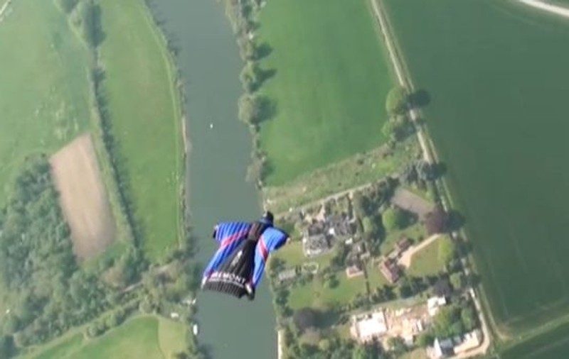 Ce nebunie! Un britanic a sărit din avion fără paraşută şi a supravieţuit. Află cum a fost posibil! | VIDEO