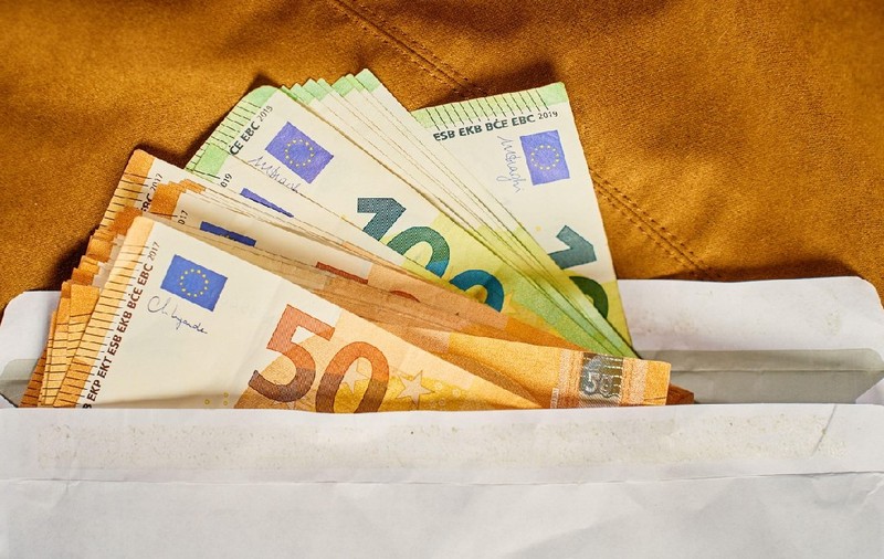 Administratorul IML Iași primea șpagă ca să „șteargă” cazurile șoferilor prinși beți sau drogați și juca toți banii la păcănele: „5.000 de euro și se rezolvă”