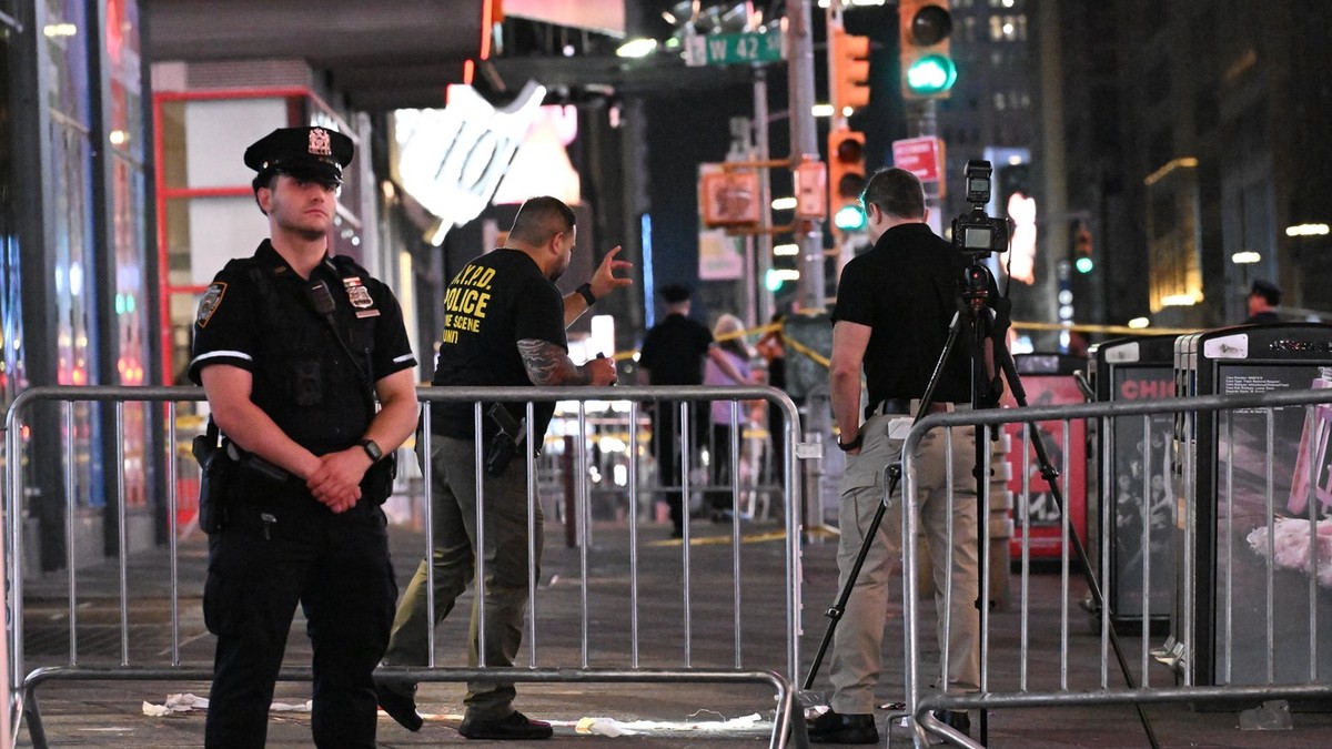 Anchetatorii de la unitatea de investigare a locului faptei a NYPD au amplasat marcaje de probă lângă urmele de sânge și cartușele găsite la fața locului, după ce polițiștii NYPD au împușcat și ucis o femeie înarmată cu un cuțit, care a înjunghiat mortal o altă femeie