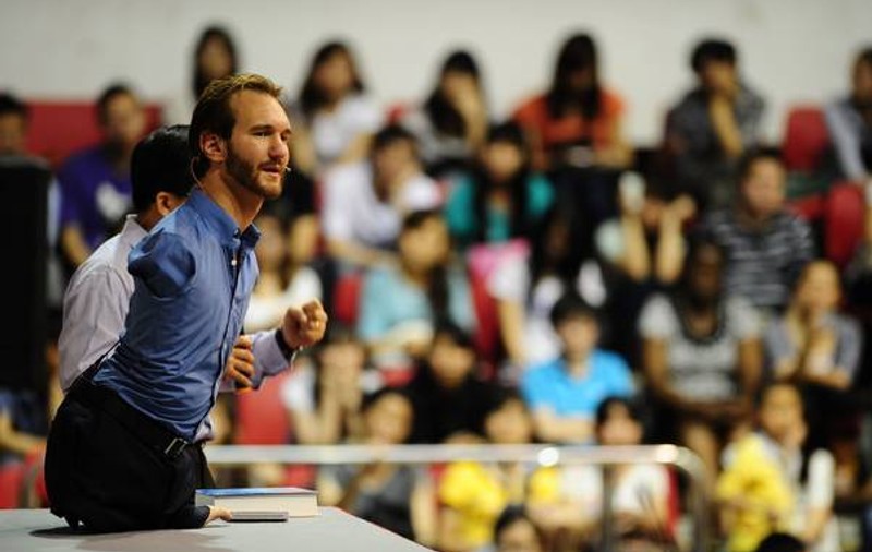 Nick Vujicic, omul fără mâini și fără picioare, vine la Timişoara