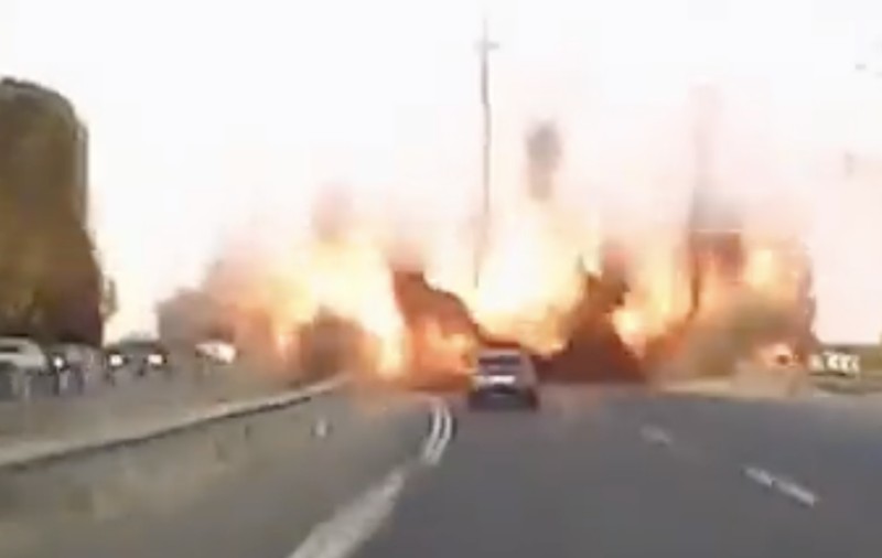 Momentul în care o rachetă cade pe o autostradă de lângă Ashdod, printre mai multe mașini. 3 oameni au fost răniți | VIDEO