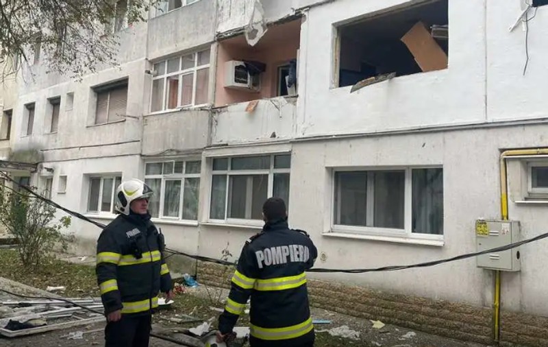 Explozie puternică într-un apartament din Bacău. Două persoane au suferit arsuri