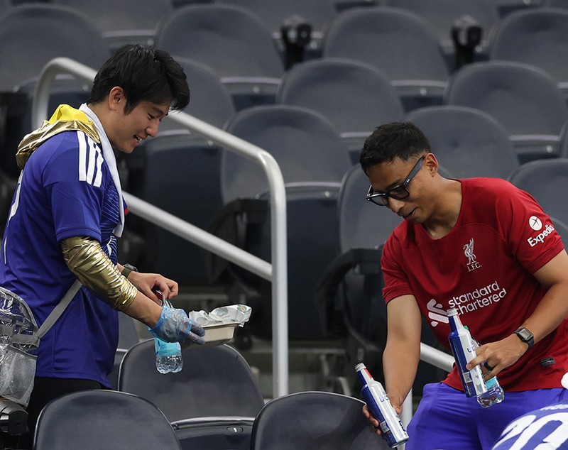 VIDEO Spectatorii japonezi uimesc lumea la Cupa Mondială făcând curățenie pe stadioane. "Învață de mici să nu creeze neplăceri. E o parte a culturii lor"