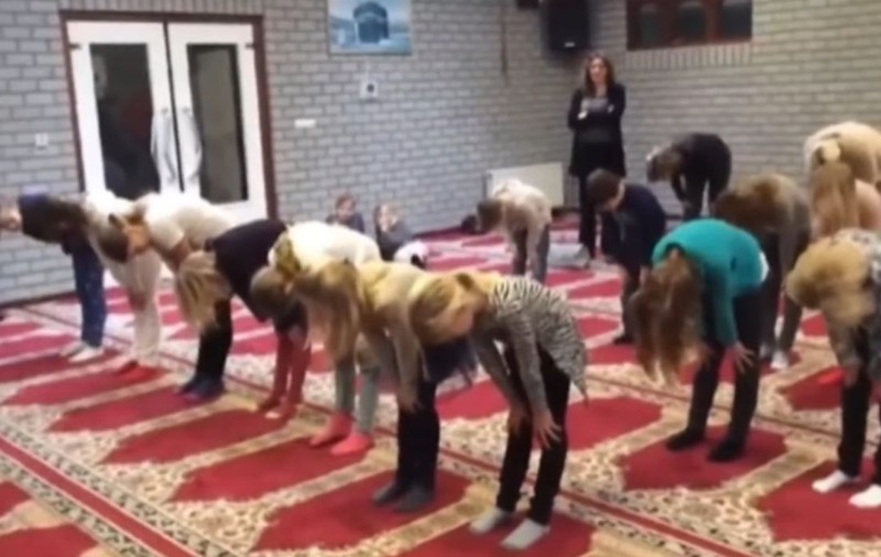 Un român a scris pe Facebook că unele școli din Olanda ar duce copiii creștini la moschei și i-ar iniția în islamism