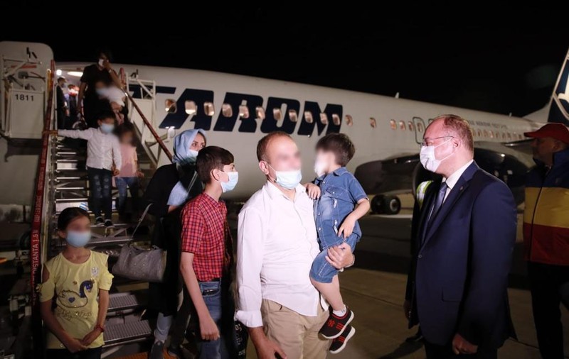 139 de cetățeni afgani, evacuați din Afganistan în urma demersurilor MAE, au ajuns în România