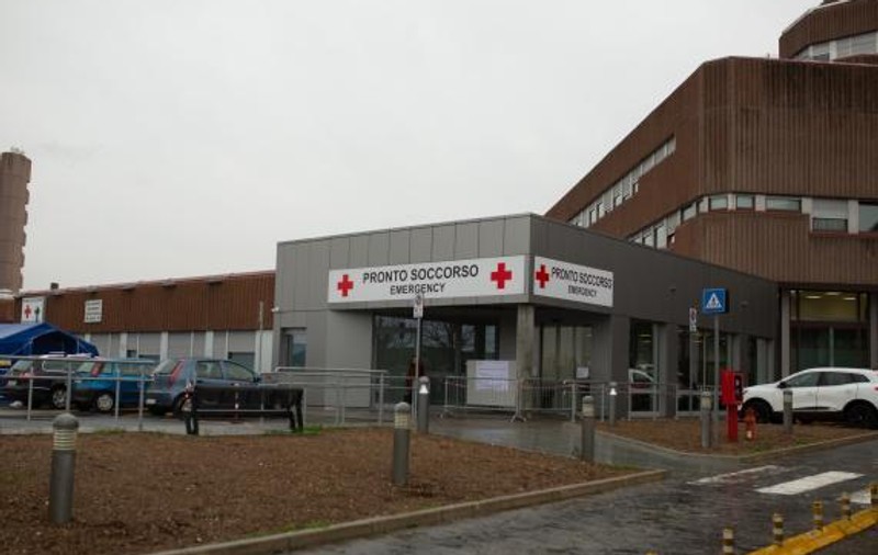 Bebelușa de 4 luni a unor români din Italia a murit strivită în patul în care dormea alături de părinți și de fratele ei de 6 ani