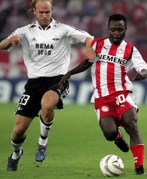 Haruna Babangida, dreapta, în tricoul grecilor de la Olympiakos. Foto: EPA