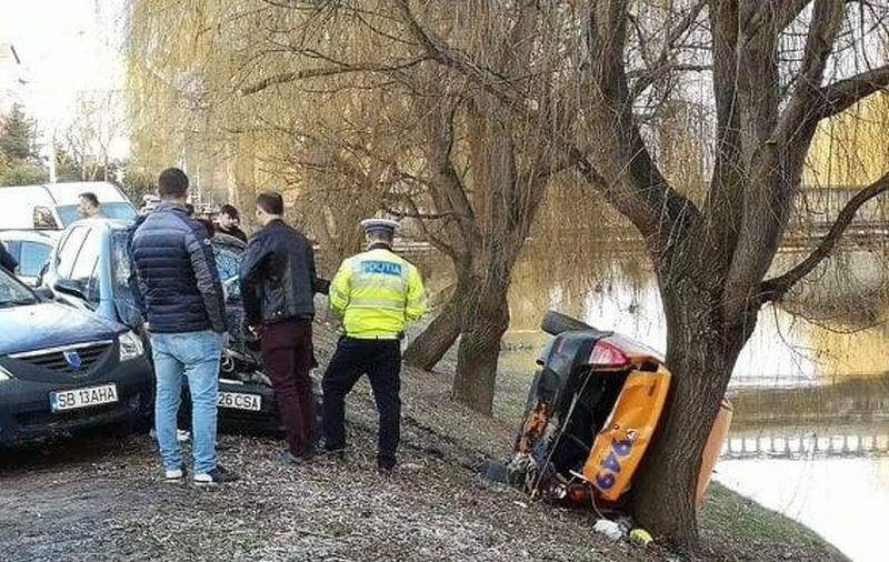 Un taxi era să ajungă în apele Cibinului. S-a răsturnat, dar s-a proptit de un pom