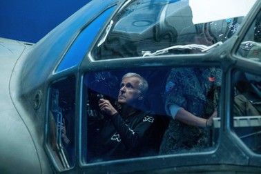Regizorul James Cameron în timpul filmărilor.