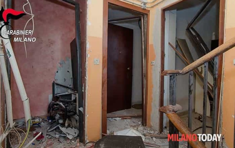Un român, membru al mafiei italiene Ndrangheta, dat în urmărire pentru că ar fi aruncat în aer un apartament în Milano