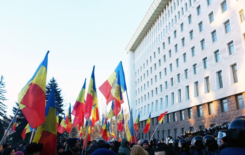 UPDATE|Proteste violente la Chișinău. Oamenii vor alegeri anticipate! Patru polițiști, în stare gravă
