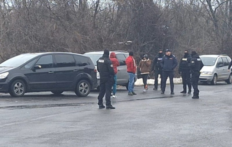 Zeci de oameni s-au adunat să fure lămâile dintr-un TIR răsturnat pe DN 56A, dar s-au speriat de mascați și au renunțat