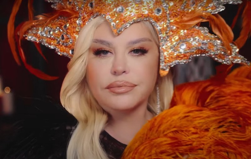 Loredana Groza, nemachiată în videoclipul melodiei sale „Diva de vis”. Cântă despre „femeia care nu poate fi sedusă cu gesturi de fațadă”