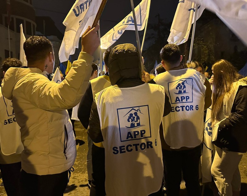 Protest AUR la ambasada Austriei din București. George Simion și simpatizanții săi, scandări împotriva politicienilor din coaliție