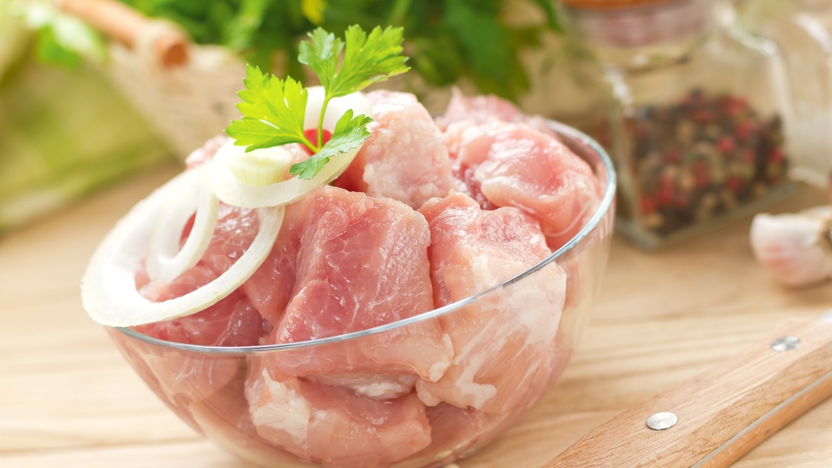 Tocana măcelarului - reţetă ungurească - Imagine cu un bol în care se află carne proaspătă