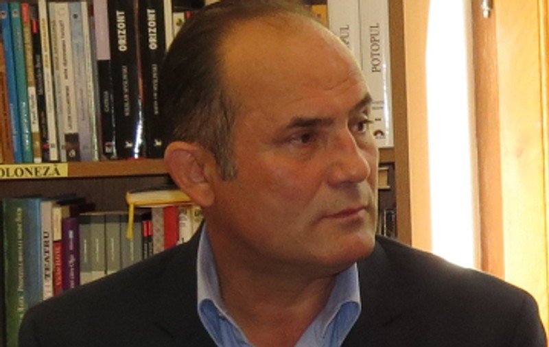 REPORTAJ: Un agent vrâncean preia apeluri de urgență și scrie versuri. “Poliția și poezia sunt într-o armonie aproape perfectă”