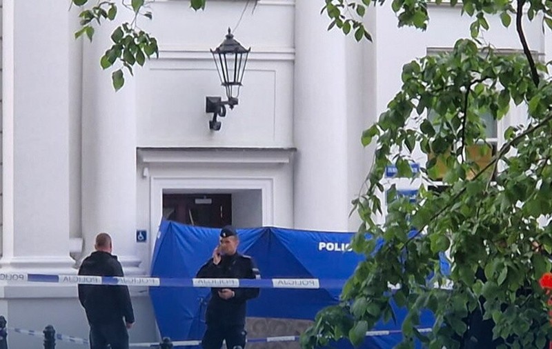 Un tânăr a ucis o femeie cu toporul în Universitatea din Varşovia și a rănit grav un agent de pază. Agresorul a fost arestat