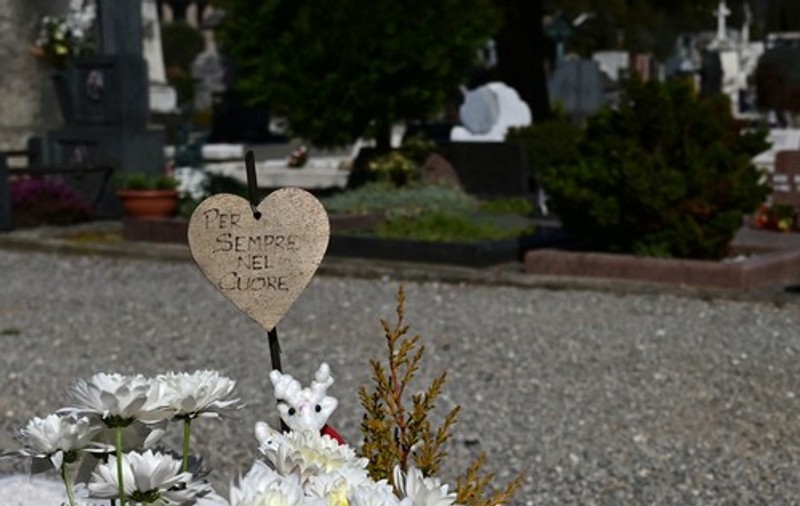 O femeie din Italia a murit pe mormântul soțului ei, unde a mers zilnic timp de 40 de ani