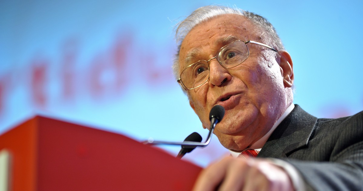 Ion Iliescu vorbește de la pupitru, la congresul PSD din 2013