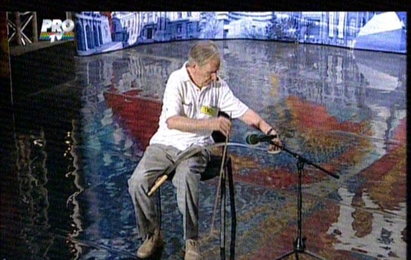 Ăsta da talent! Uite cum a cântat la ferăstrău!