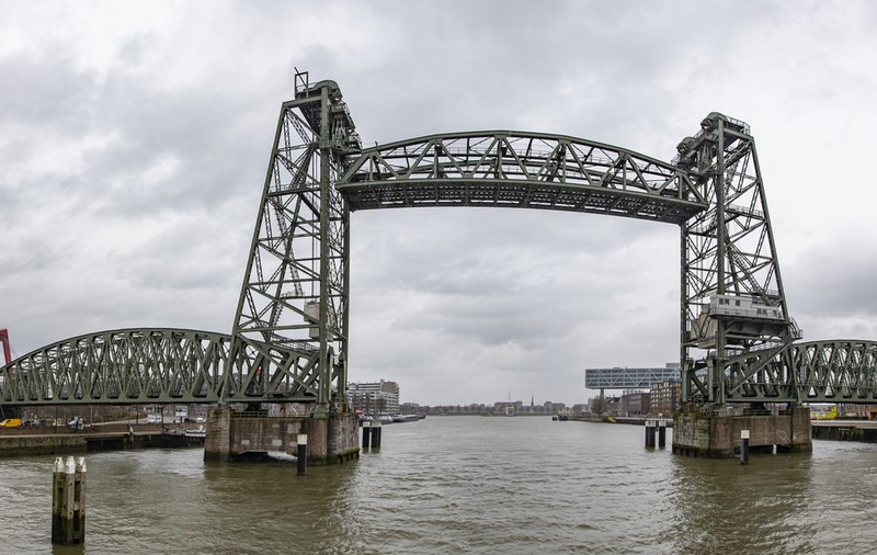 Podul istoric Koningshaven din Rotterdam nu va mai fi demontat ca să facă loc iahtului lui Jeff Bezos, după valul de critici